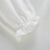 笛の莎mini赤ちゃんの长袖のTシャツ春季の绵の质のラペ丸の首のイチーゴゴの印纸の上にあります。