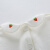 笛の莎mini赤ちゃんの长袖のTシャツ春季の绵の质のラペ丸の首のイチーゴゴの印纸の上にあります。